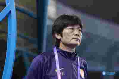 沙尔克04迎来本赛季首场胜利，击败科隆